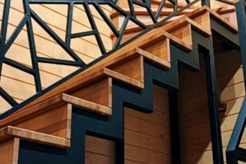 Лестница на ломаной косоуре